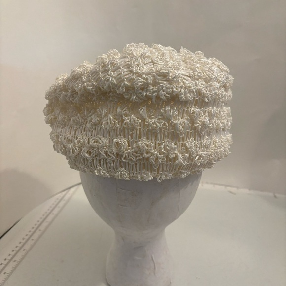 Vintage‎ 1960’s  women’s white cream rosette pillbox hat headpiece - Picture 3 of 9